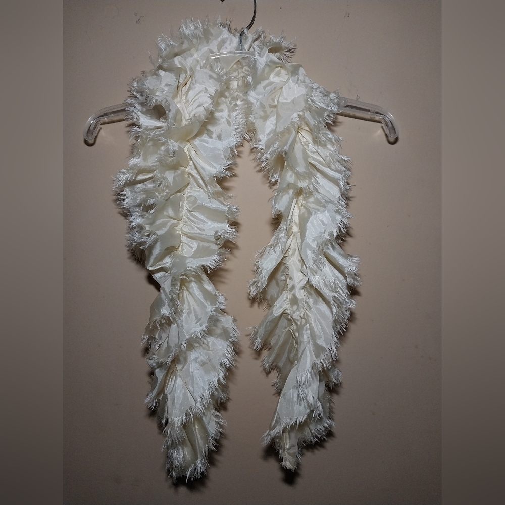 EUC Betsey Johnson Cream Colored Twisty Scarf•One Size